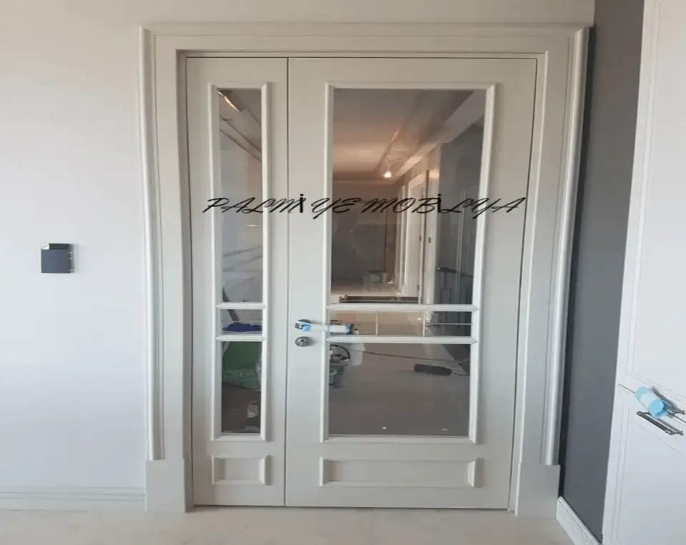 Otel ve yurt mobilyaları yazısında cam bölmeli, çıtalı beyaz çift kanatlı iç kapı