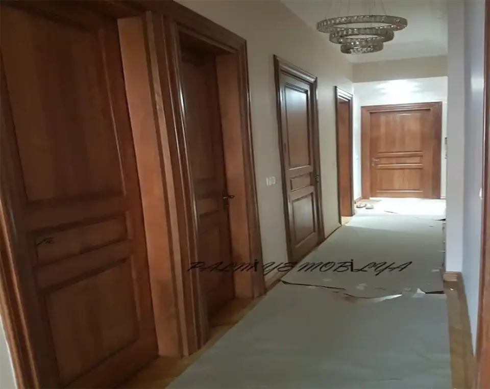 Ceviz Tonlu Ahşap Kapı – Kabartma Panelli Koridor Uygulaması