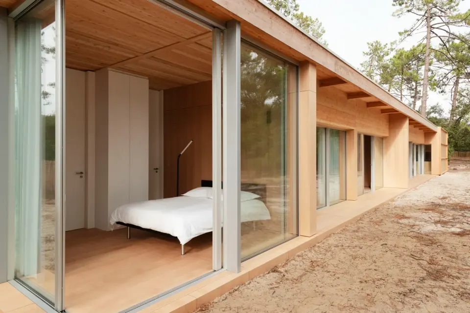 Villa Yatak Odası – Sürgülü Cam Cephe, Ahşap Kaplı Tavan