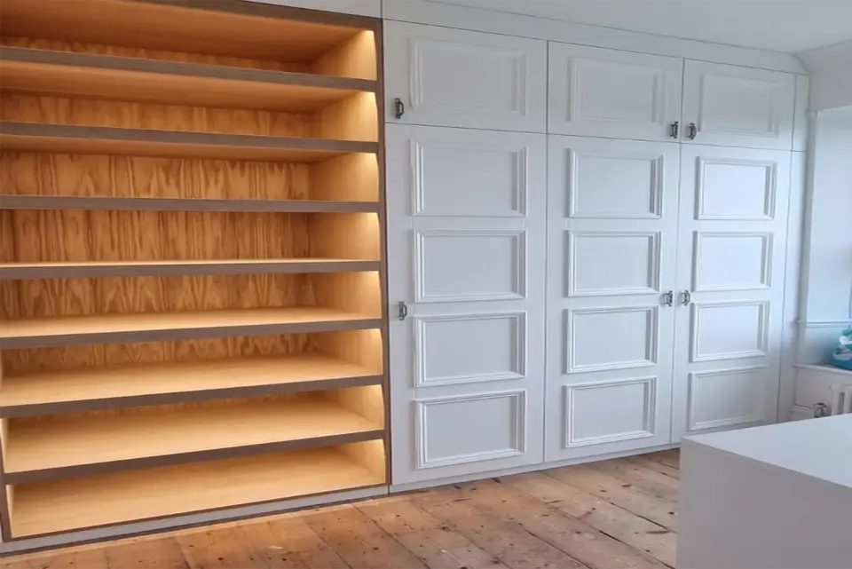 Villa ahşap dekorasyonunda beyaz panel kapaklı dolap ve LED ışıklı açık ahşap raflar