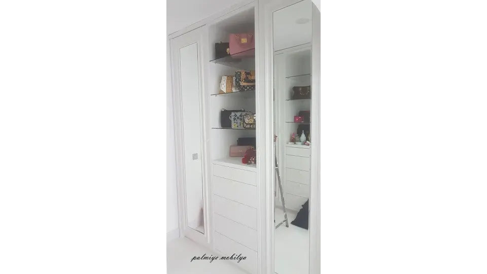 Beyaz giyinme dolabında cam raflı çanta nişi, çekmeceler ve aynalı kapaklar