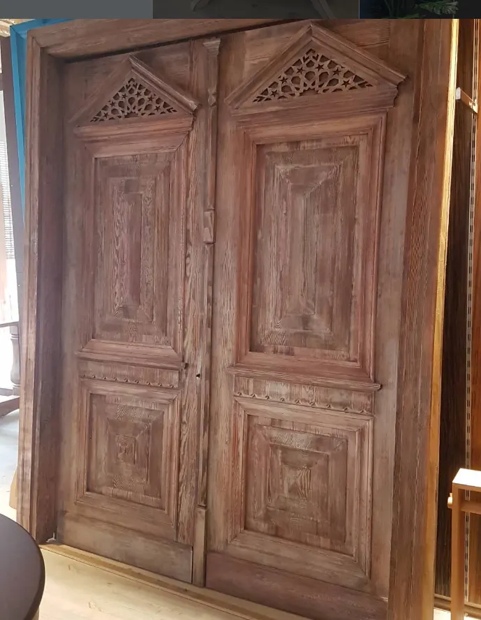 Tarihi restorasyon için oyma göbekli, yıldız motifli kafes alınlıklı eskitme çift kanat kapı
