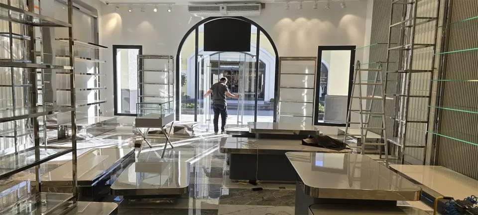 Mağaza Teşhir Masaları – Krom Kenarlı Gri Tezgâh Adaları