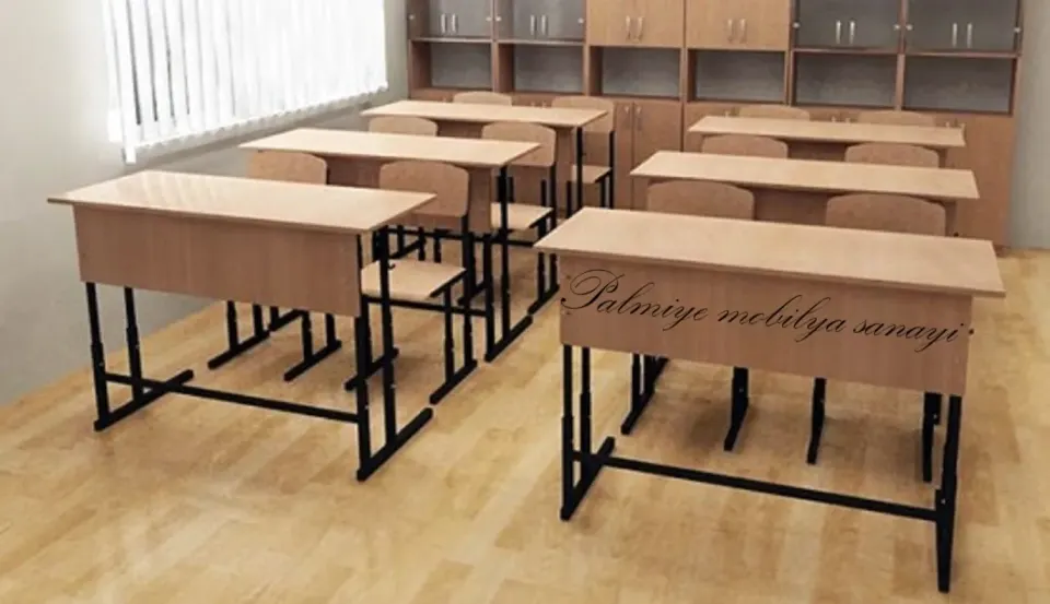 Sınıfta ayarlanabilir ayaklı ve ön panelli öğrenci masaları, sandalyeler ve dolaplar