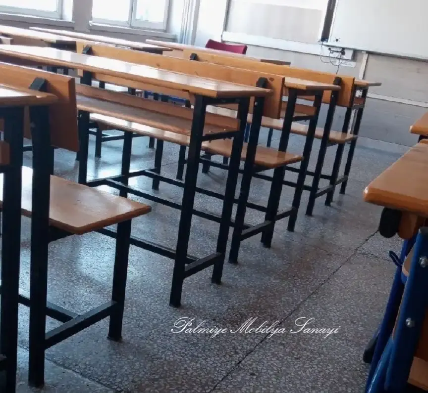 Ahşap okul mobilyaları yazısında sınıfa dizilmiş metal ayaklı, ahşap oturaklı öğrenci sıraları