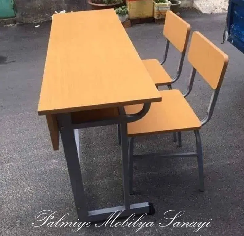 Gri metal ayaklı ikili sınıf sırası ve ahşap oturaklı iki sandalye