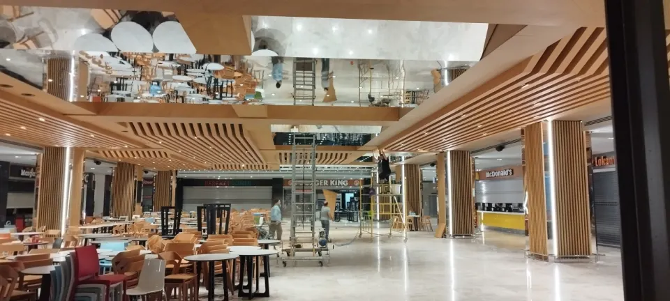 Mağaza ve restoran ahşap dekorasyonunun montajında iskele ve çıtalı kolonlar