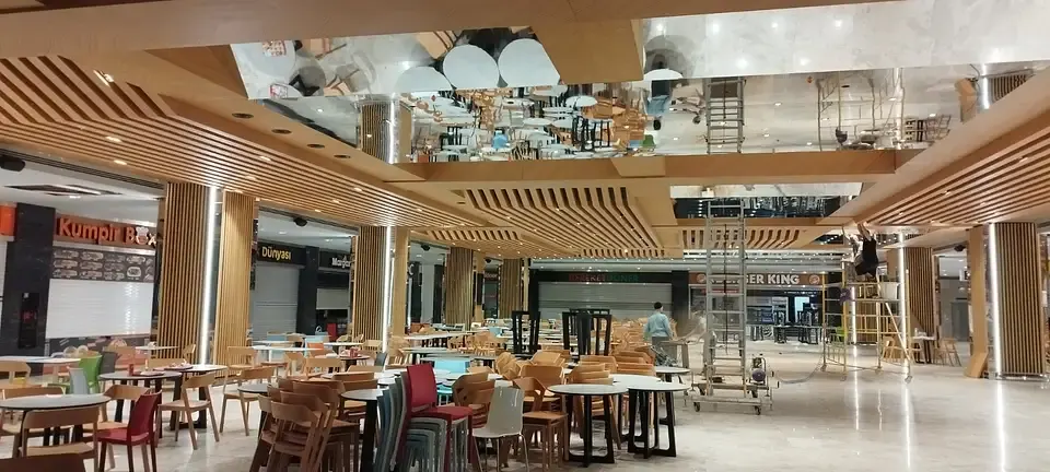 Showroom ve ofis ahşap dekorasyonlarına benzer çıtalı tavan ve aynalı panellerin montaj aşaması
