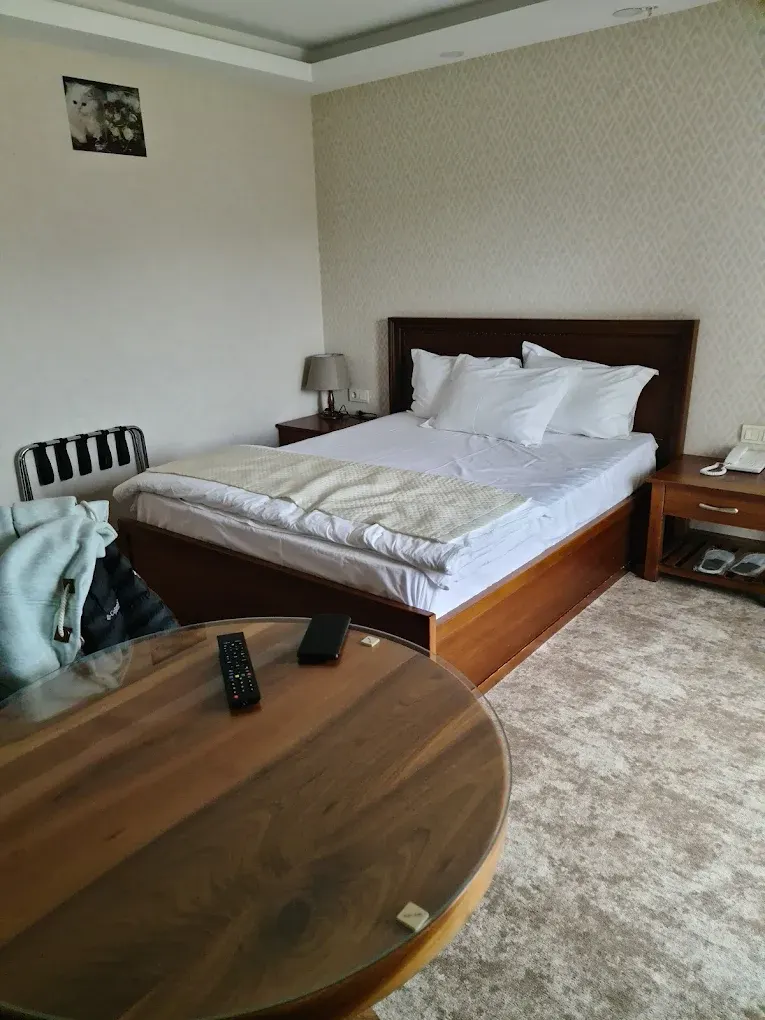 Otel Odası Mobilyaları – Yuvarlak Ceviz Masa ve Karyola
