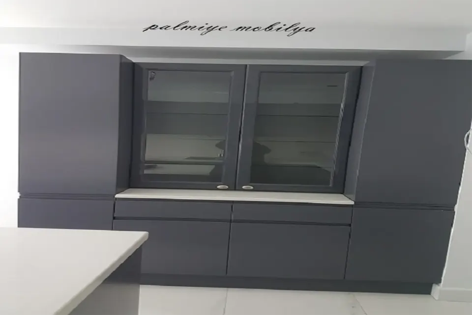 Antrasit mutfakta camlı vitrin dolap, beyaz tezgah ve alt çekmeceler