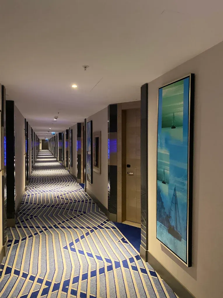 Otel Koridoru – Yelkenli Tablolar, Işıklı Kapı Pervazları