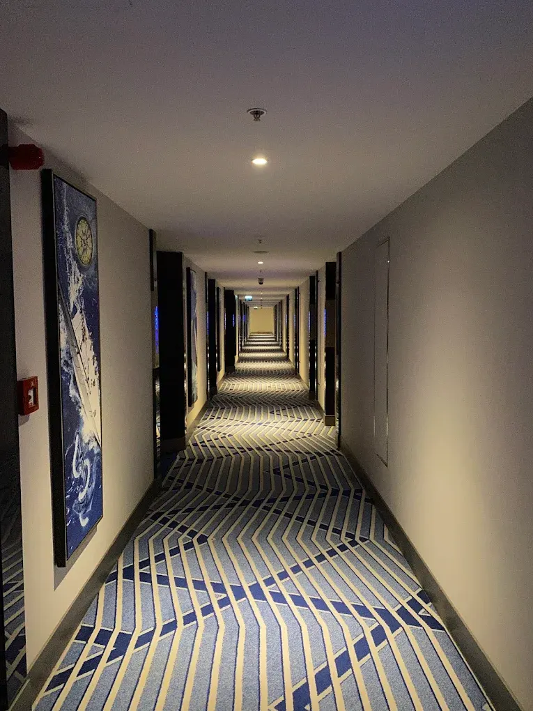 Otel Koridoru – Saat Motifli Tablo, Mavi Zikzak Halı