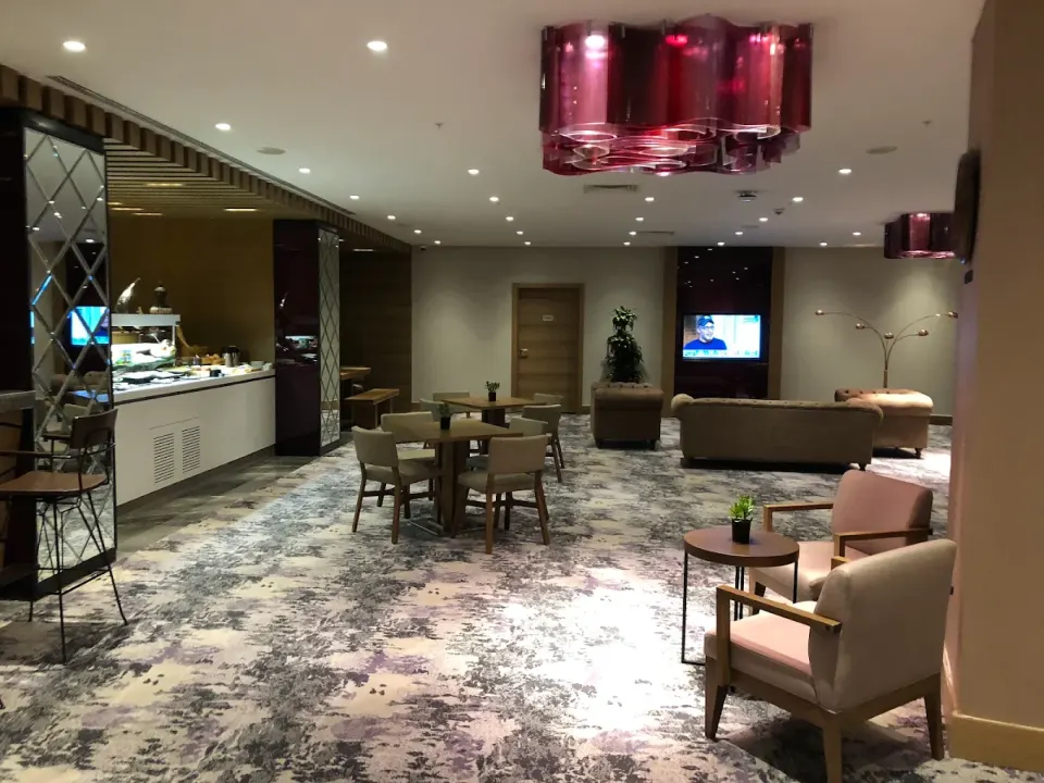 Otel Lobi Salonu – Pembe Döşemeli Ahşap Kollu Koltuklar