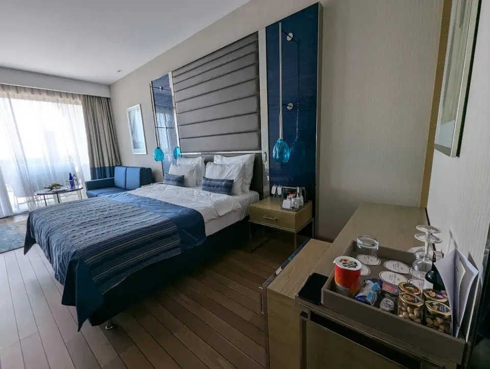 Otel Odası İkram Konsolu – Gri Başlıklı Mavi Temalı Oda