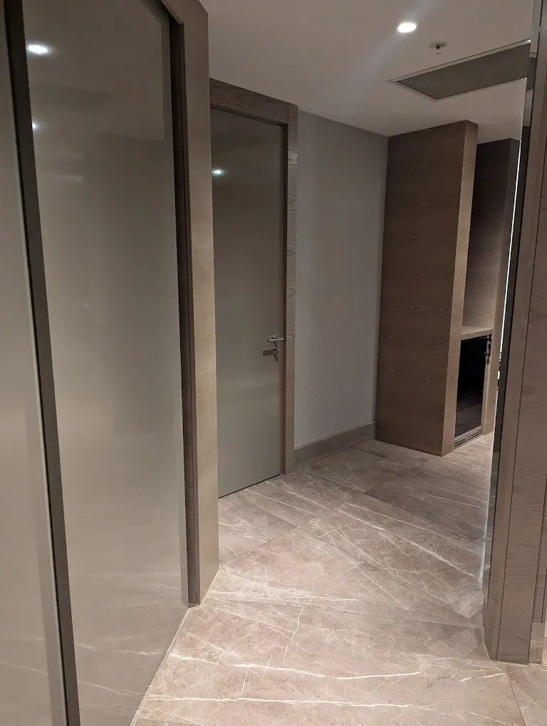 Otel Odası İç Holü – Ahşap Kaplı Kolon, Gri Lake Kapılar