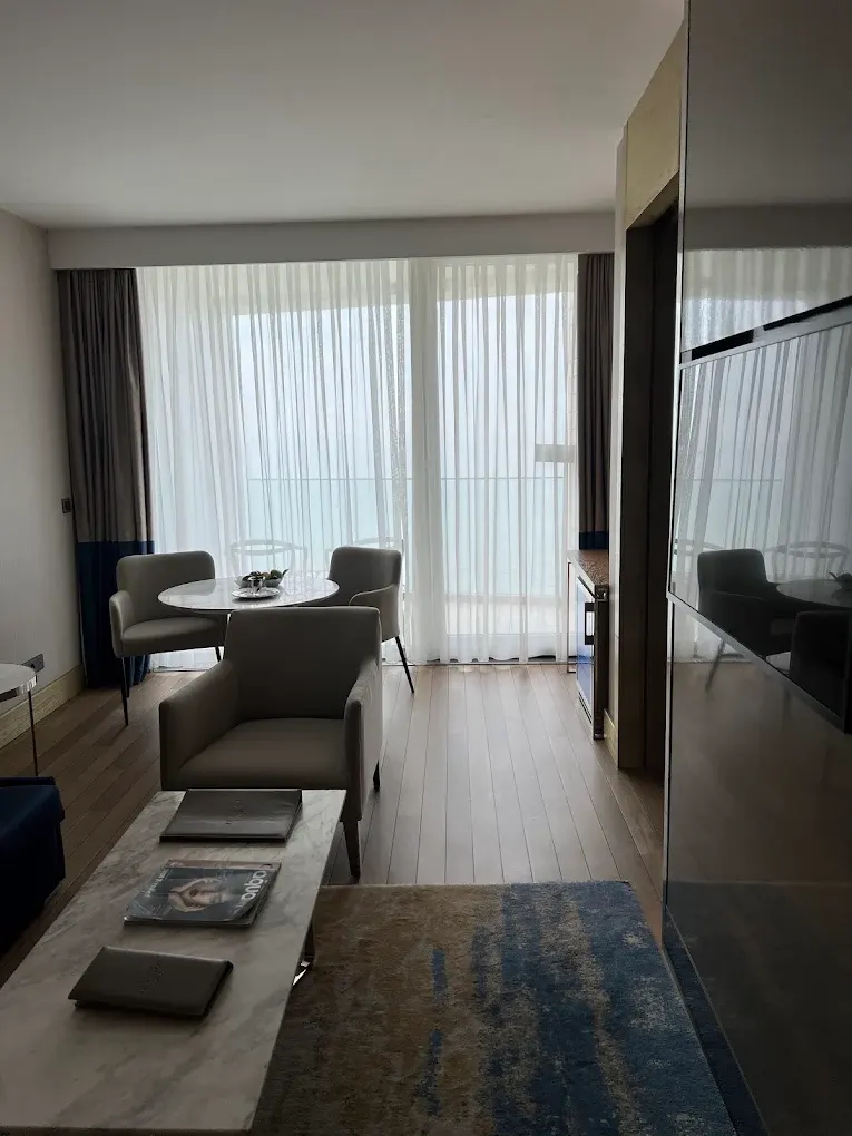 Otel Süit Salonu – Mermer Orta Sehpa, Yuvarlak Yemek Masası