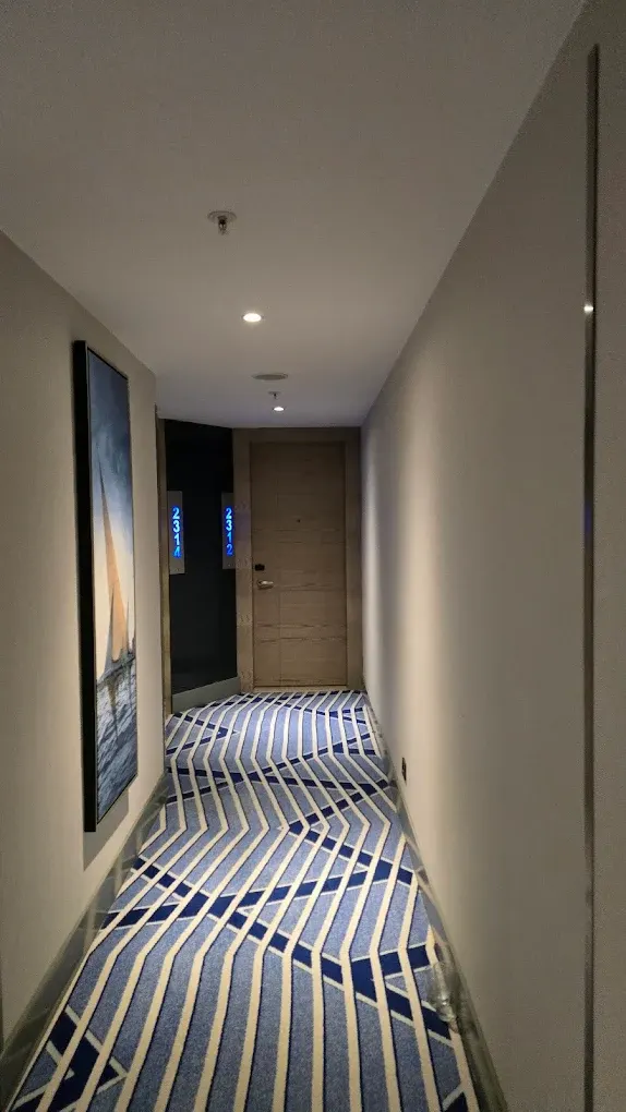 Otel Koridoru Sonu – Ahşap Oda Kapısı, Yelkenli Tablo