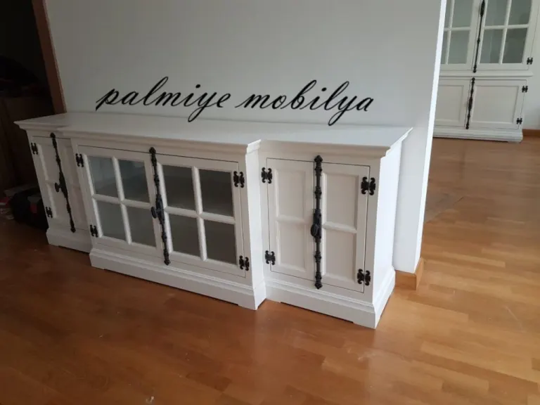 Beyaz Klasik TV Ünitesi – Camlı Kapaklar, Siyah Ferforje Menteşe